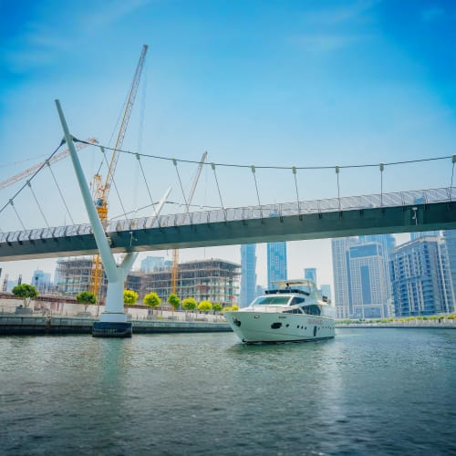https://d1i3enf1i5tb1f.cloudfront.net/Tour-Images/Final/Canal-Yacht-Tour-509930/1765435432386_S.jpg