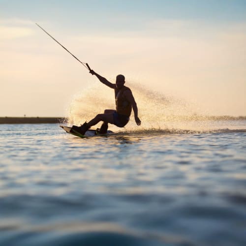 https://d1i3enf1i5tb1f.cloudfront.net/Tour-Images/Final/Wake-Boarding-Dubai-15min-510230/1771845737322_S.jpg