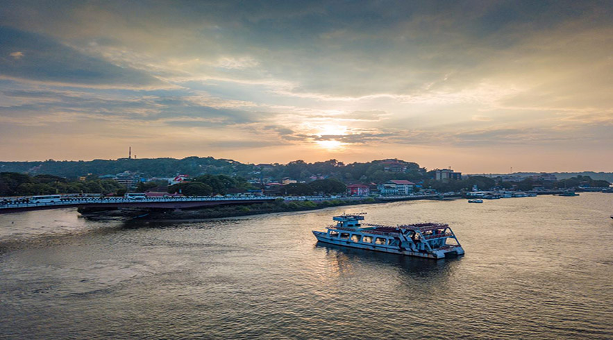 https://d1i3enf1i5tb1f.cloudfront.net/Tour-Images/false-508084/boat-cruise-on-mandovi.JPG